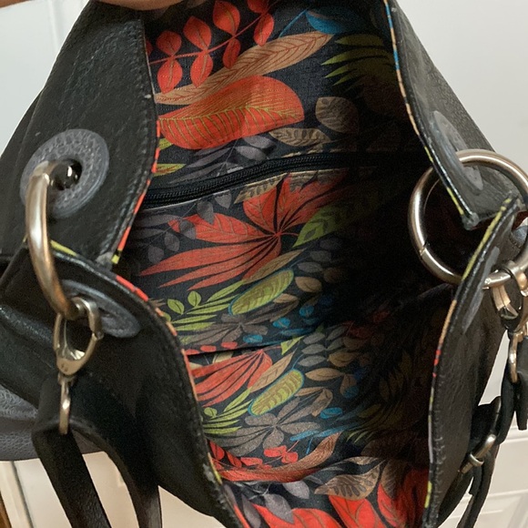 🌟Adsa Large, Gray Leather Satchel Style Handbag. Crossbody adjustable strap. - Picture 7 of 10